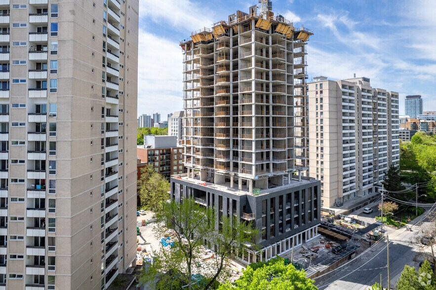 235 Balliol St, Toronto, ON à louer - Photo de l’immeuble – Image 3 sur 3