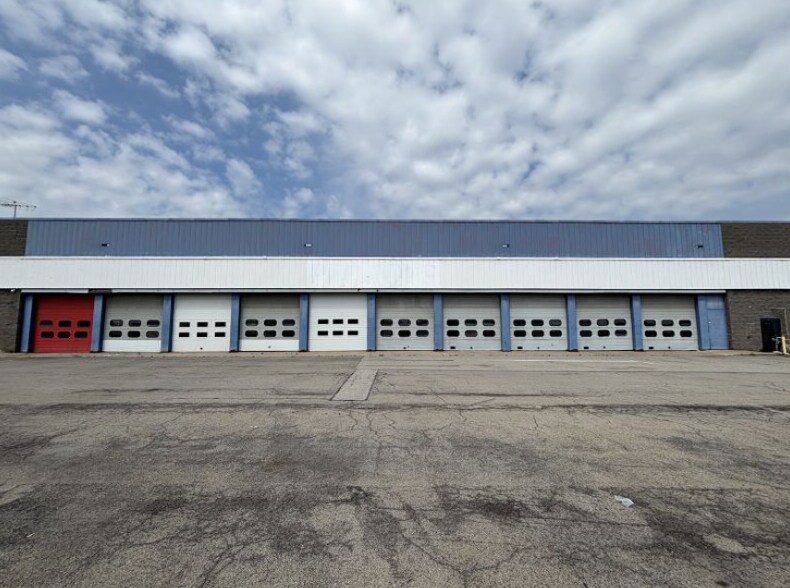 1181 N Greece Rd, Rochester, NY à louer - Photo de l’immeuble – Image 3 sur 11