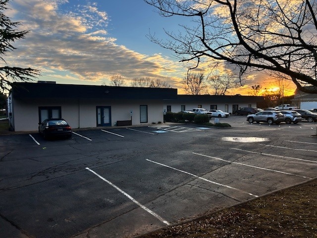 1411 Plaza West Rd, Winston-Salem, NC à louer Photo de l’immeuble– Image 1 sur 9