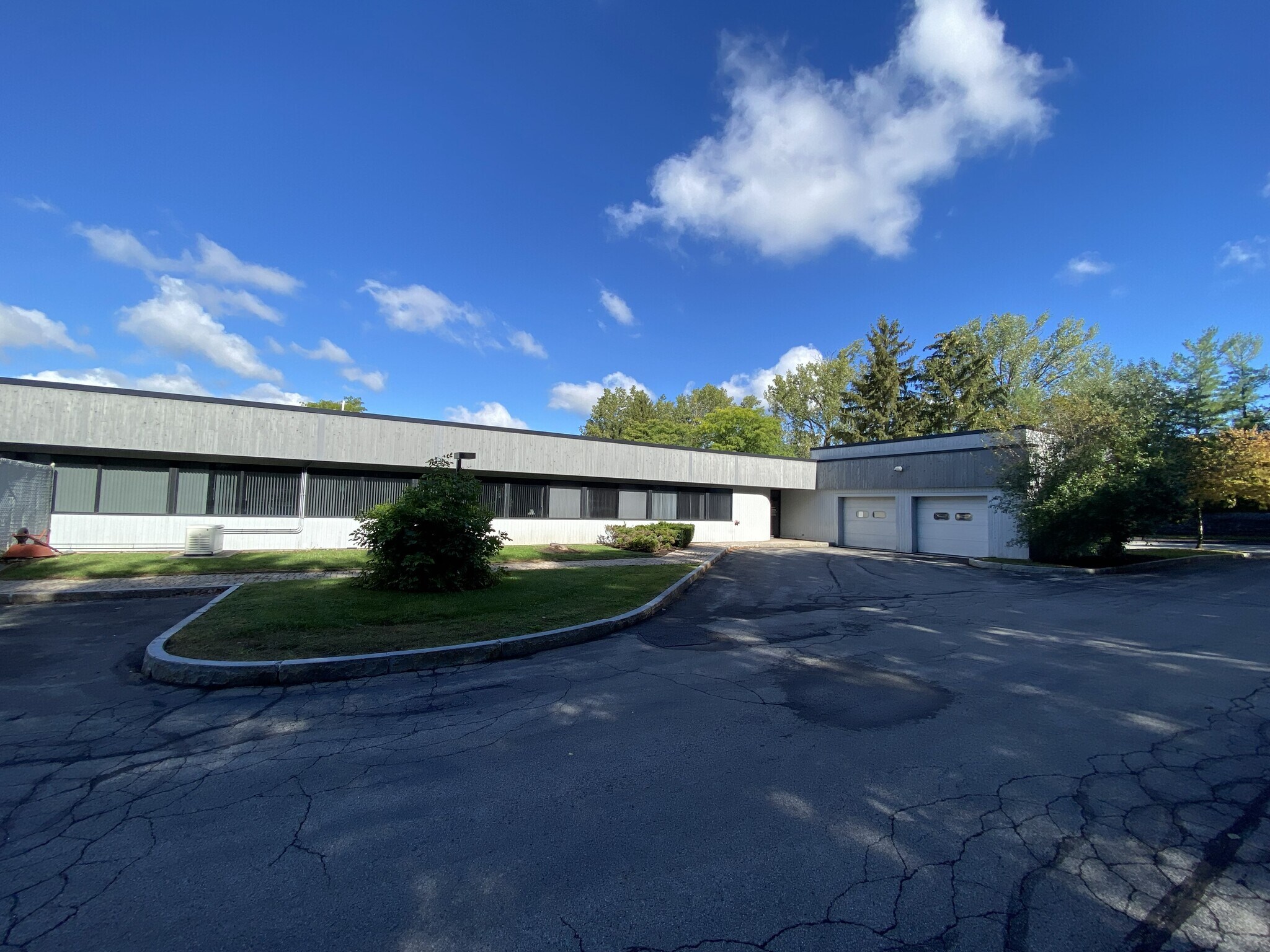 1035 N Seventh St, Liverpool, NY à louer Photo principale– Image 1 sur 8