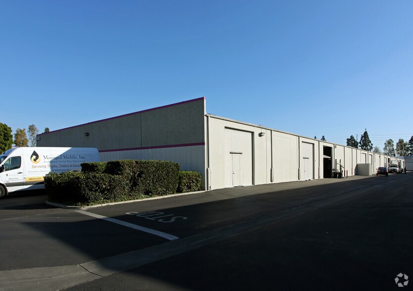 1040 N Batavia St, Orange, CA à louer - Photo de l’immeuble – Image 2 sur 2
