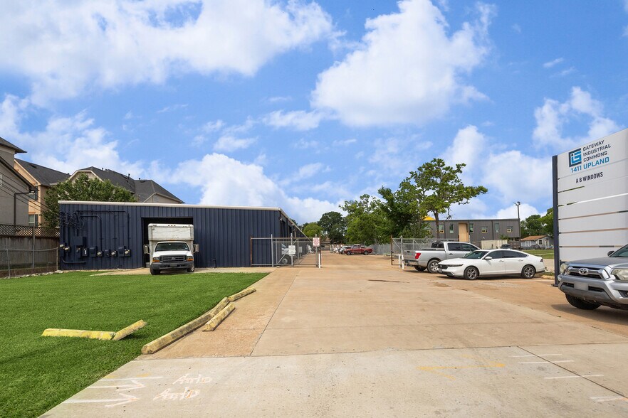 1411-1417 Upland Dr, Houston, TX à louer - Photo de l’immeuble – Image 3 sur 6