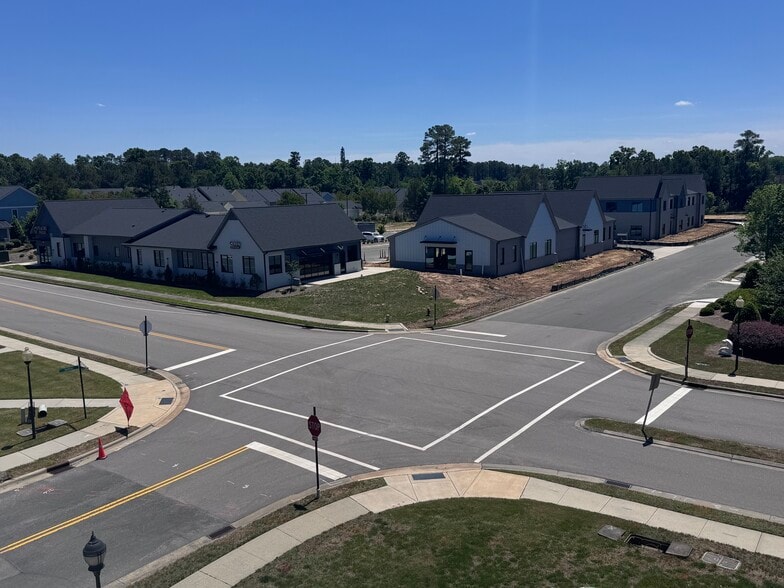 50200 Governors Dr, Chapel Hill, NC à louer - Photo principale – Image 2 sur 13