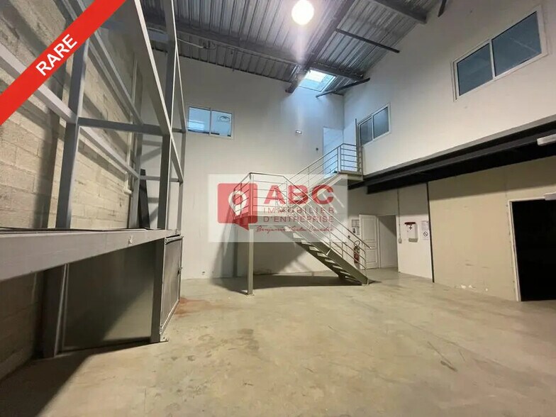 Local d’activités dans Mudaison à louer - Photo de l’immeuble – Image 2 sur 6