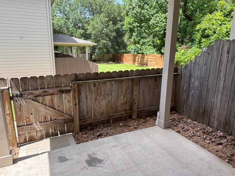 215 E Luhn St, Bellville, TX à vendre - Photo de l’immeuble – Image 3 sur 14