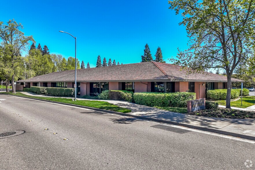 1700 eureka Rd, Roseville, CA à louer - Photo de l’immeuble – Image 2 sur 10