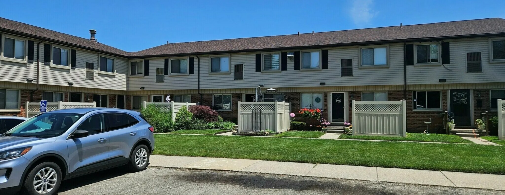 24949 Mayfair Dr, Flat Rock, MI à vendre Photo principale– Image 1 sur 3