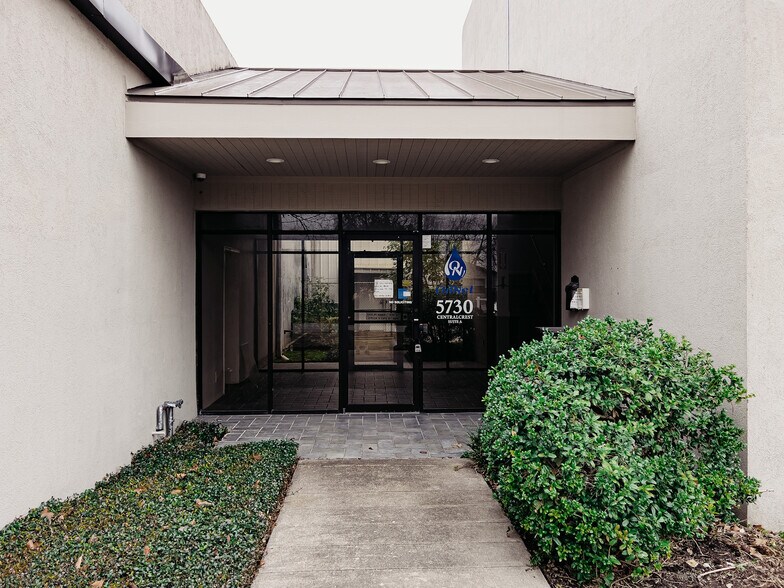 5730 Centralcrest, Houston, TX à louer - Photo de l’immeuble – Image 3 sur 15