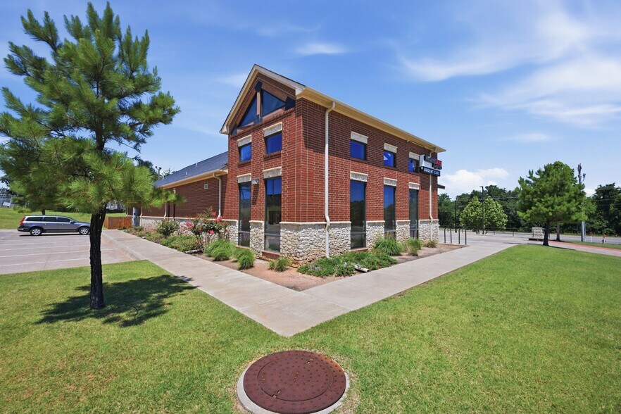 2300 E 2nd St, Edmond, OK à vendre - Photo de l’immeuble – Image 2 sur 8