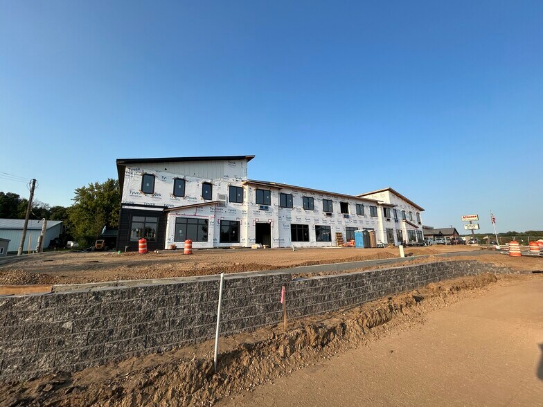 2020 N Hillcrest Pky, Altoona, WI à louer - Photo de la construction – Image 2 sur 5