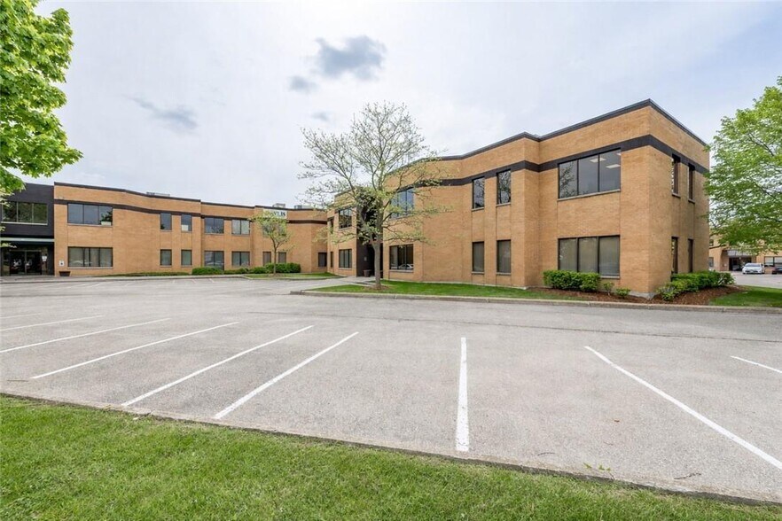 155 Frobisher Dr, Waterloo, ON à vendre - Photo principale – Image 1 sur 13