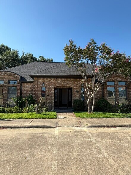 304 Harwood Rd, Bedford, TX à louer - Photo de l’immeuble – Image 2 sur 23