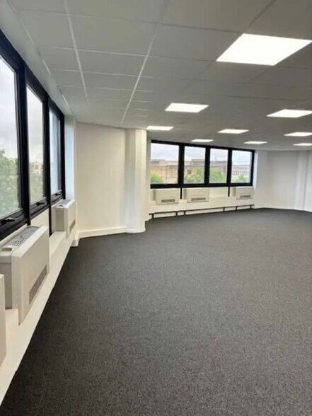 Local d’activités dans Lognes à louer - Photo intérieure – Image 2 sur 11