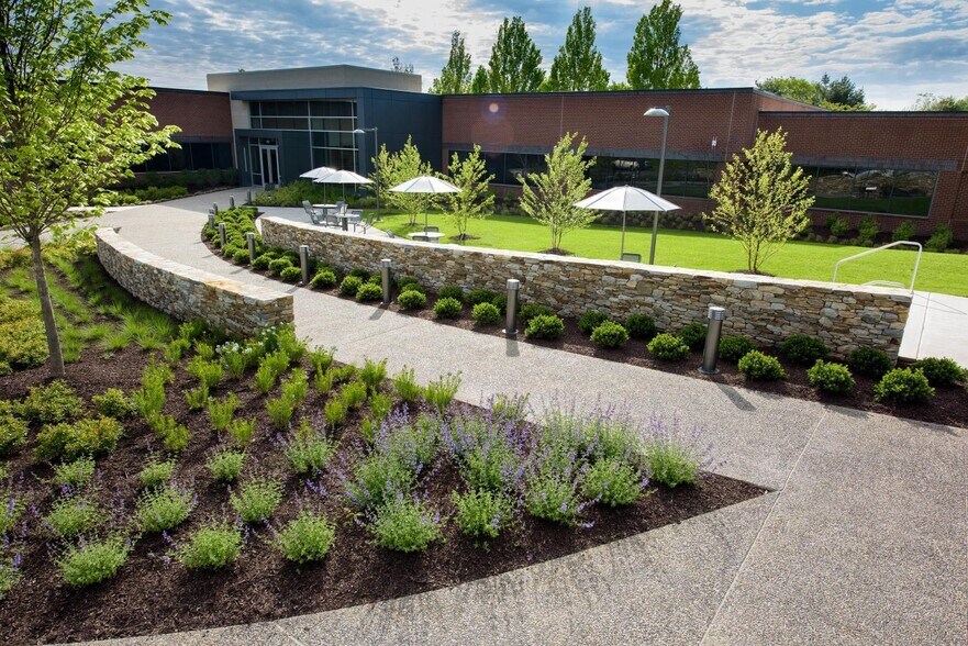 411 Eagleview Blvd, Exton, PA à louer - Photo de l’immeuble – Image 3 sur 16