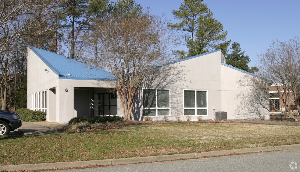 710 Thimble Shoals Blvd, Newport News, VA à louer - Photo de l’immeuble – Image 2 sur 11