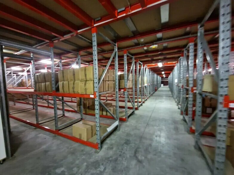 Industriel/Logistique dans Vallauris à louer - Photo de l’immeuble – Image 2 sur 5