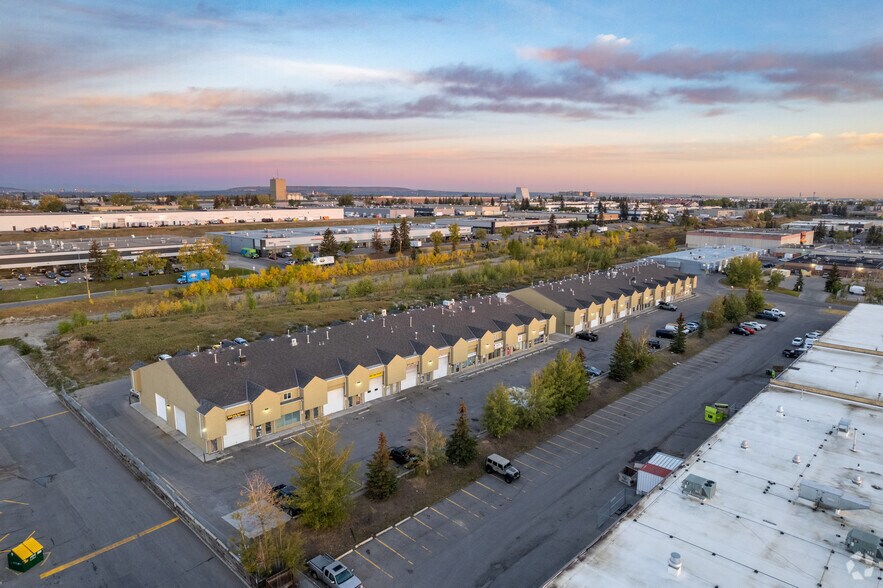 3208 8th Ave NE, Calgary, AB à vendre - Aérien – Image 2 sur 4