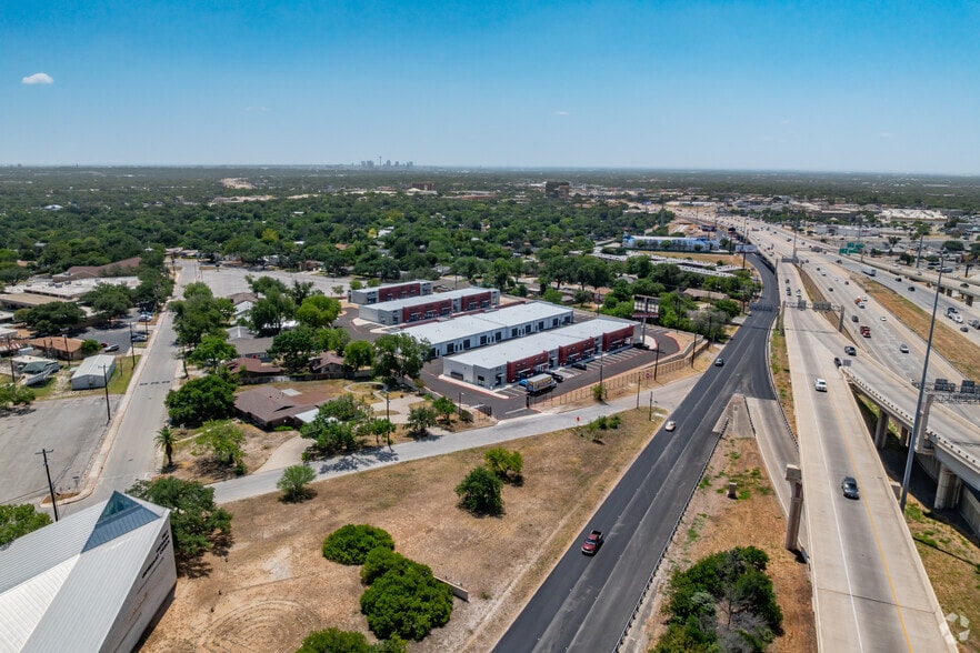 7001 W. I-10, San Antonio, TX à louer - Photo de l’immeuble – Image 1 sur 29