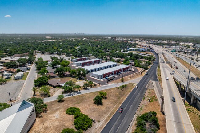 Plus de détails pour 7001 W. I-10, San Antonio, TX - Bureau, Industriel/Logistique à louer