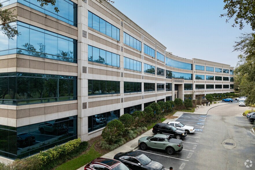 12802 Tampa Oaks Blvd, Tampa, FL à louer - Photo principale – Image 1 sur 7