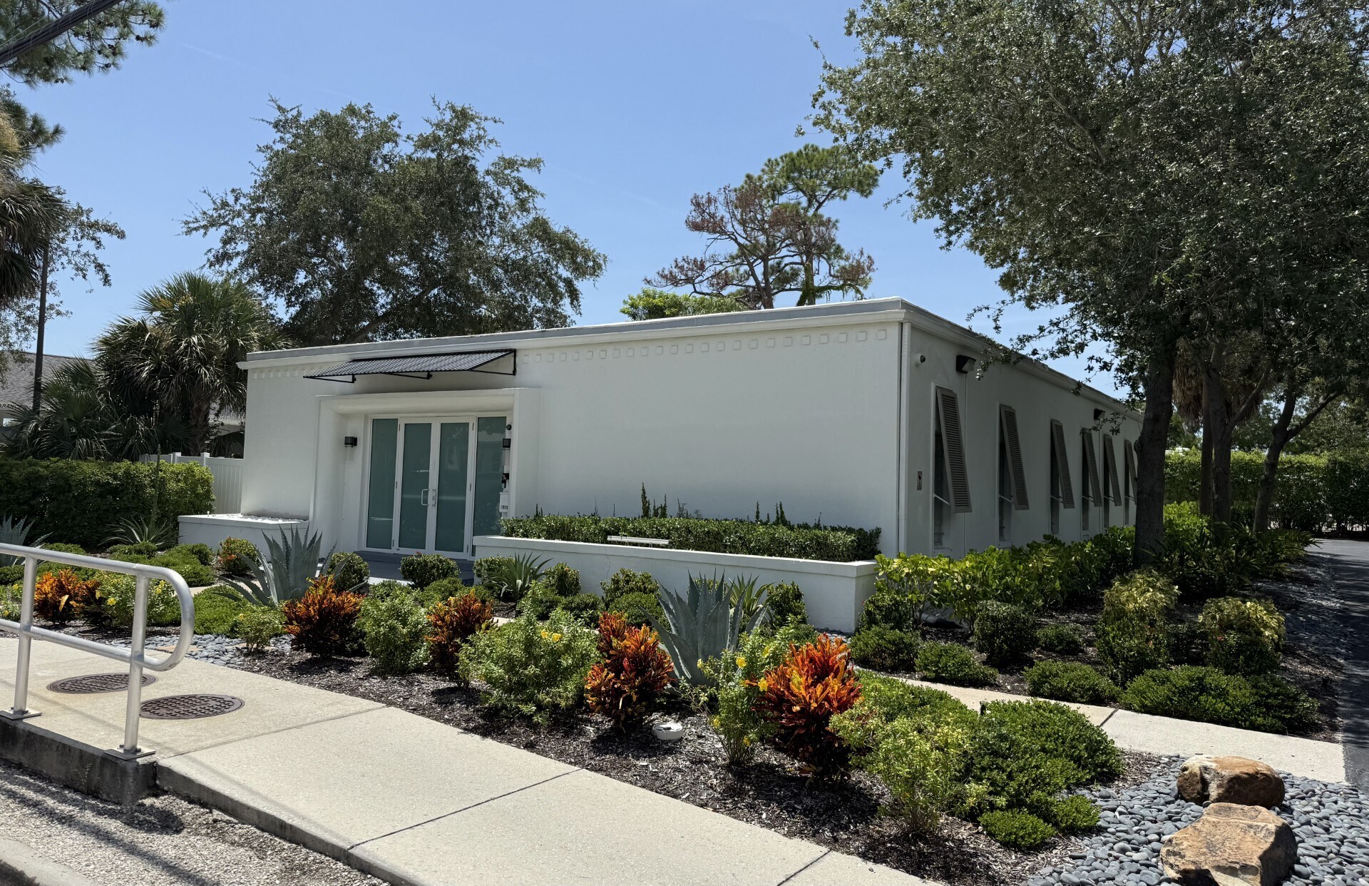 1570 Shadowlawn Dr, Naples, FL à louer Photo de l’immeuble– Image 1 sur 8