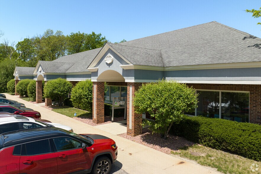 3 S Greenleaf Ave, Gurnee, IL à louer - Photo de l’immeuble – Image 2 sur 33