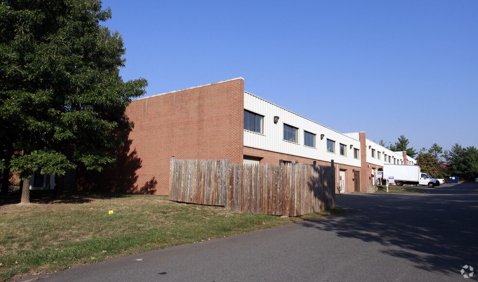 1323 Shepard Dr, Sterling, VA à louer - Photo de l’immeuble – Image 1 sur 36