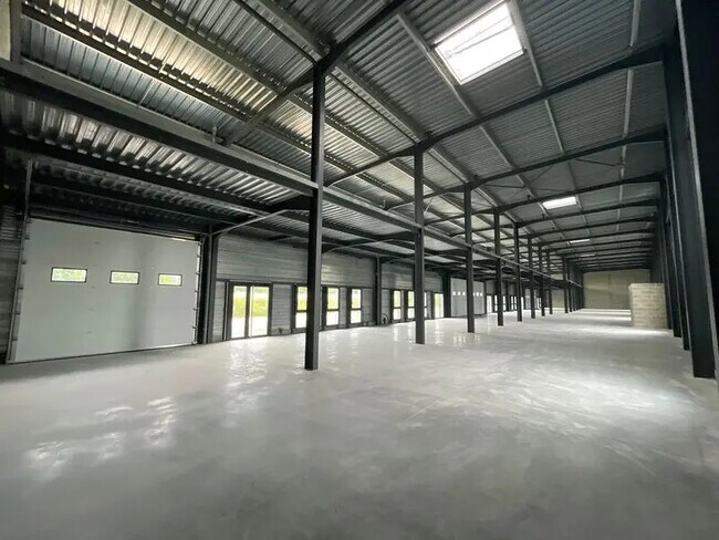 Plus de détails pour La Plaine, Ruy-Montceau - Local d’activités à vendre