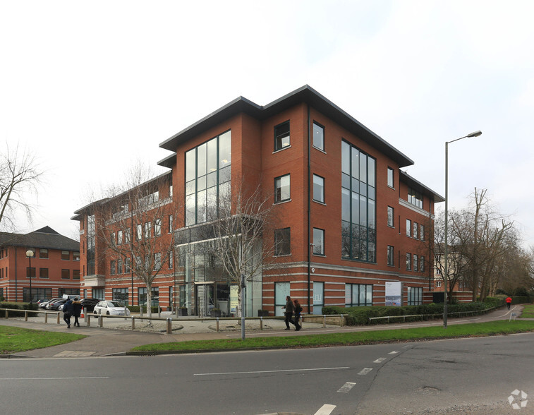 108 High St, Crawley à louer - Photo principale – Image 1 sur 5