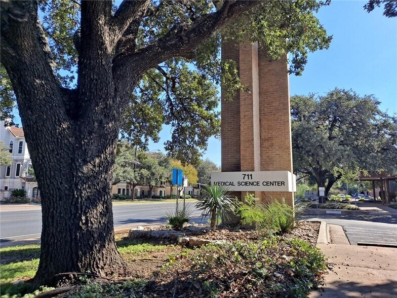 711 W 38th St, Austin, TX à louer - Photo de l’immeuble – Image 3 sur 49