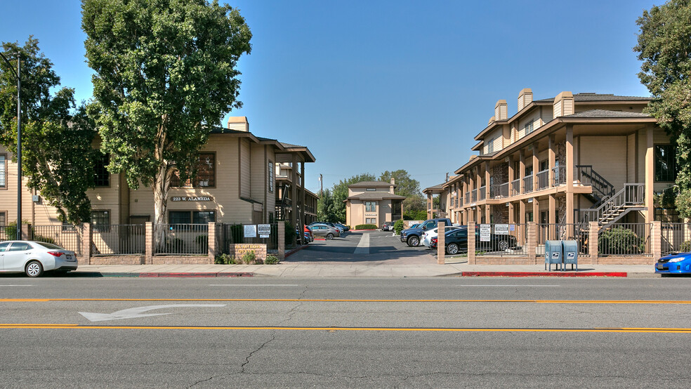 209 W Alameda Ave, Burbank, CA à vendre - Photo de l’immeuble – Image 2 sur 5