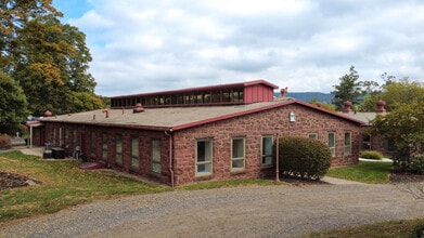 21 Ensign Dr, Avon, CT à louer Photo de l’immeuble– Image 1 sur 6