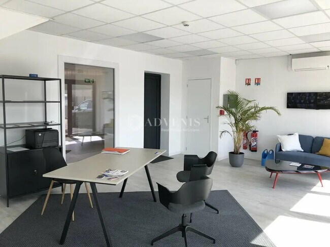 Plus de détails pour Local d’activités à vendre
