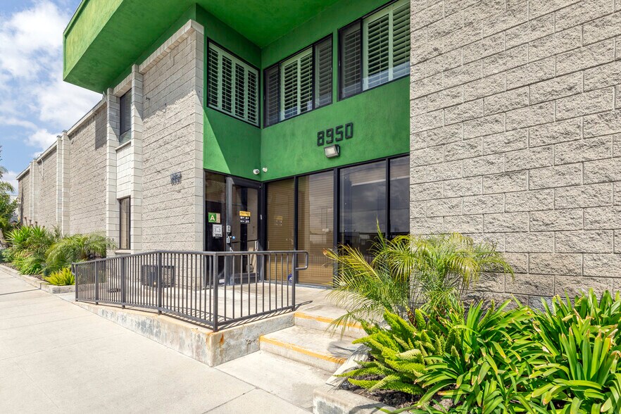 8950-8952 Glenoaks Blvd, Sun Valley, CA à louer - Photo de l’immeuble – Image 2 sur 30