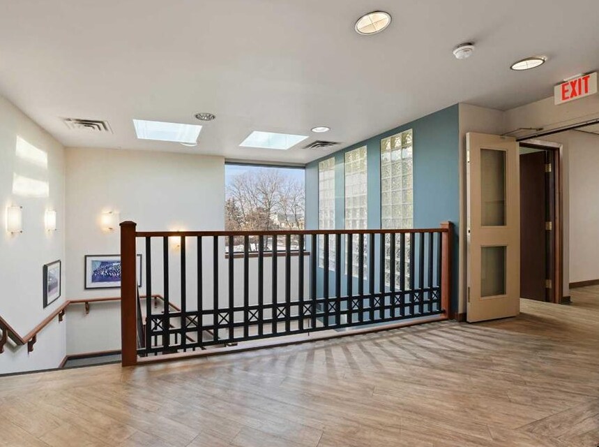 5233 49 Ave, Red Deer, AB à vendre Photo intérieure– Image 1 sur 5