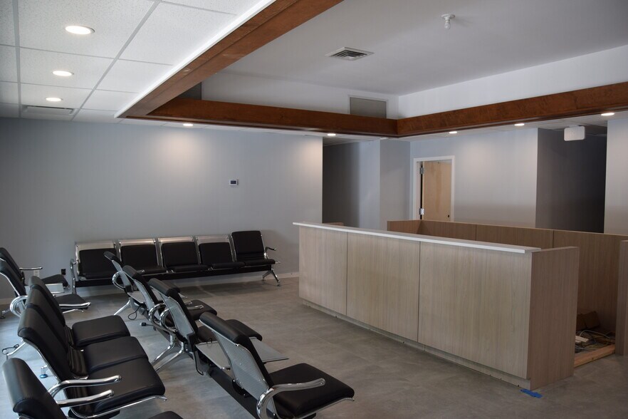 120 N Country Rd, Port Jefferson, NY à louer - Photo intérieure – Image 1 sur 3