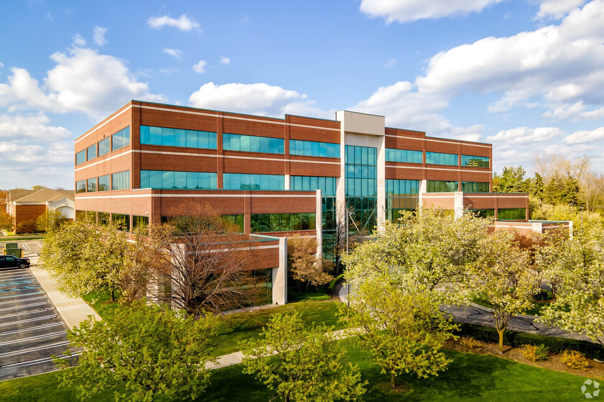 26300 Northwestern Hwy, Southfield, MI à louer Photo de l’immeuble– Image 1 sur 15