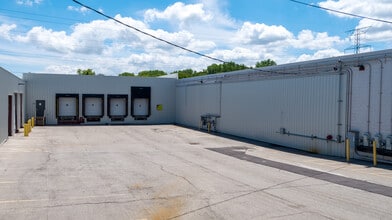 4609-4801 W Woolworth Ave, Milwaukee, WI à louer Photo de l’immeuble– Image 1 sur 1