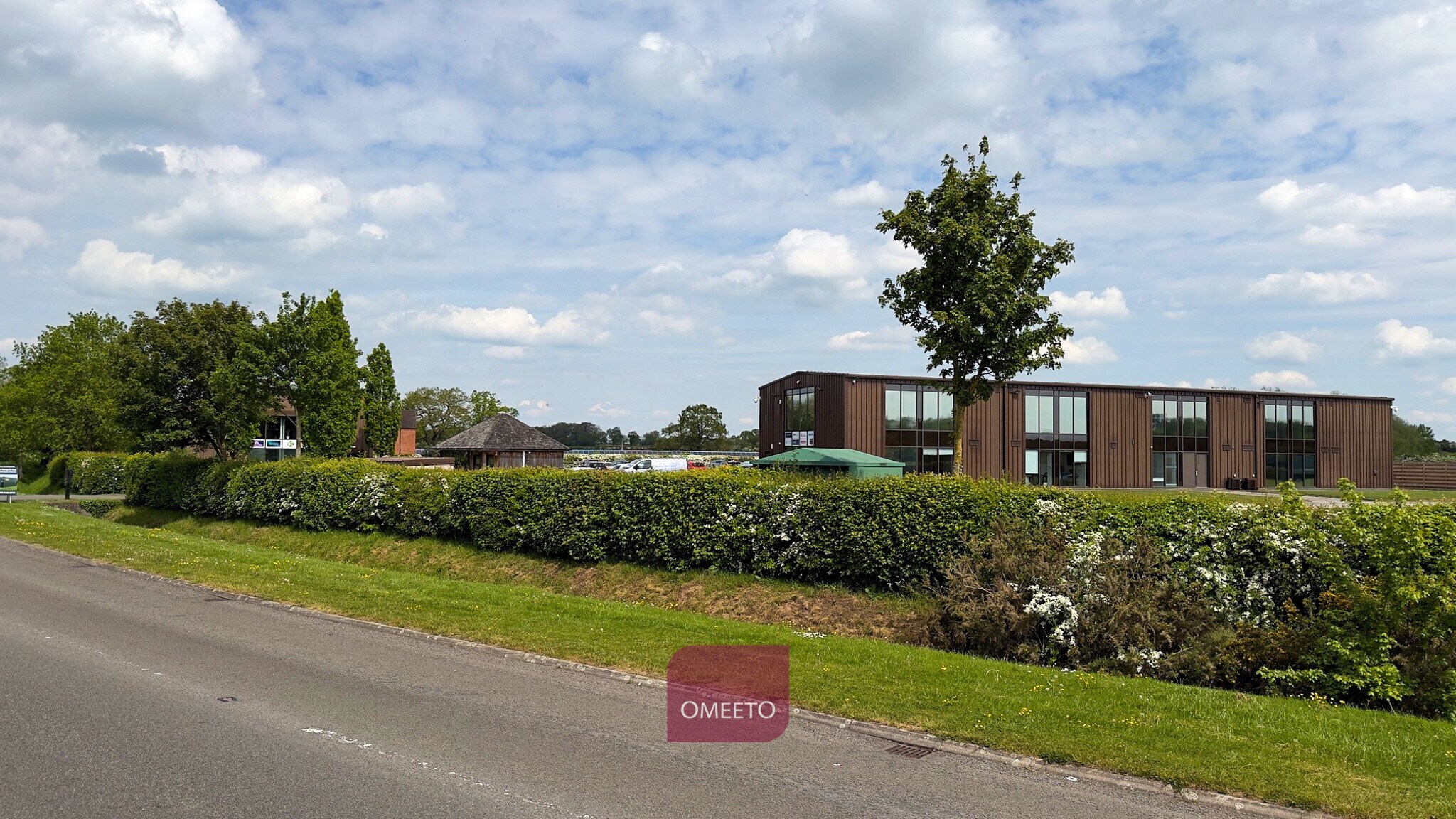 Willowpit Ln, Hilton à louer Photo de l’immeuble– Image 1 sur 14