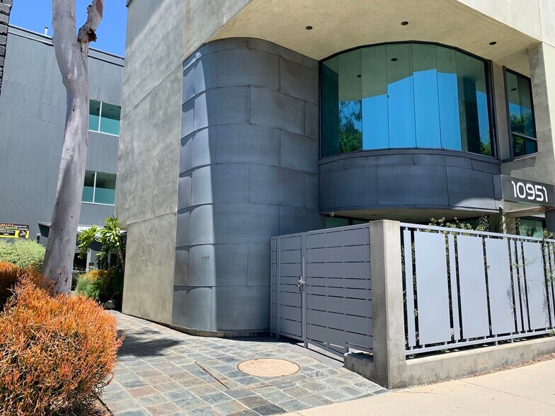 10951 W Pico Blvd, Los Angeles, CA à louer - Photo de l’immeuble – Image 2 sur 8