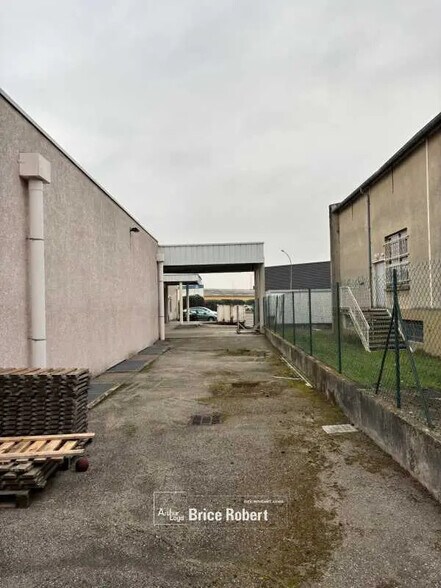 Local d’activités dans Corbas à louer - Photo de l’immeuble – Image 2 sur 6