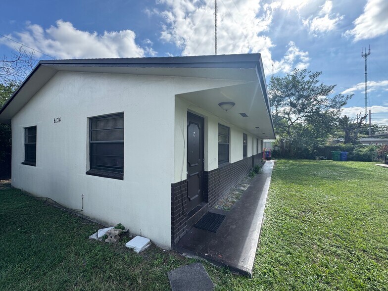 6134 SW 40th Ct, Miramar, FL à vendre - Photo de l’immeuble – Image 2 sur 8