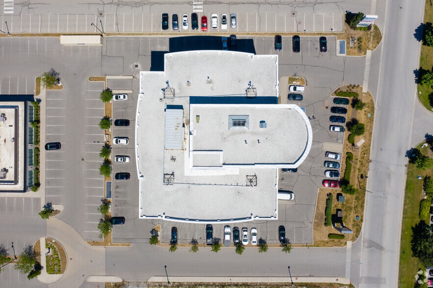 610 Applewood Cres, Vaughan, ON à louer - Aérien – Image 2 sur 6