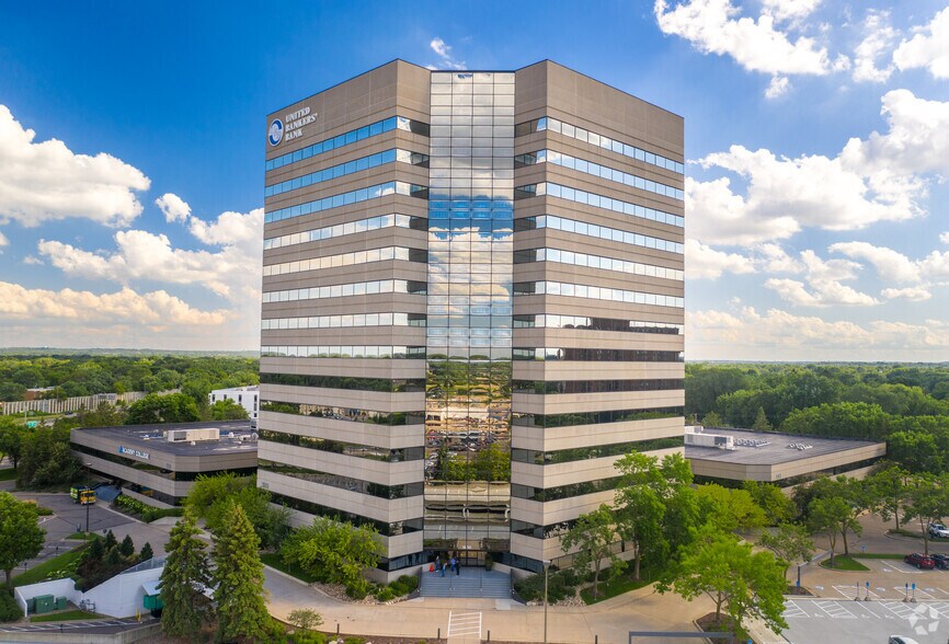 1650 82nd St W, Bloomington, MN à louer - Photo de l’immeuble – Image 2 sur 17