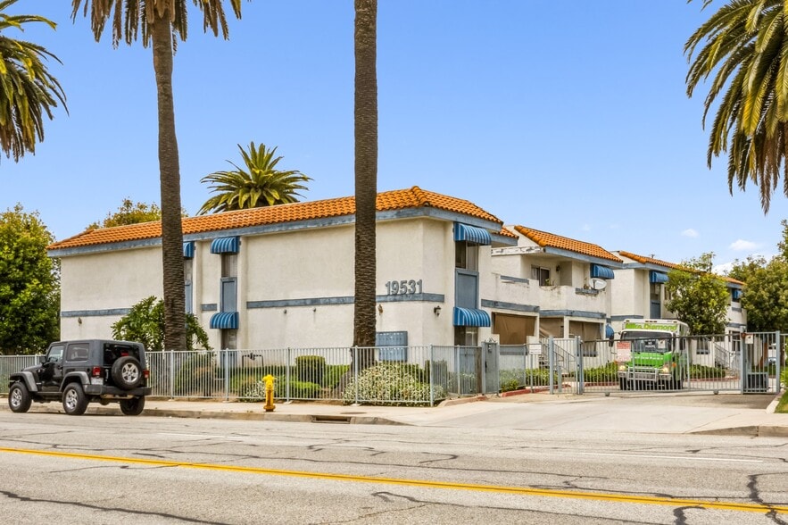 19531 E Cienega Ave, Covina, CA à vendre - Photo de l’immeuble – Image 1 sur 17