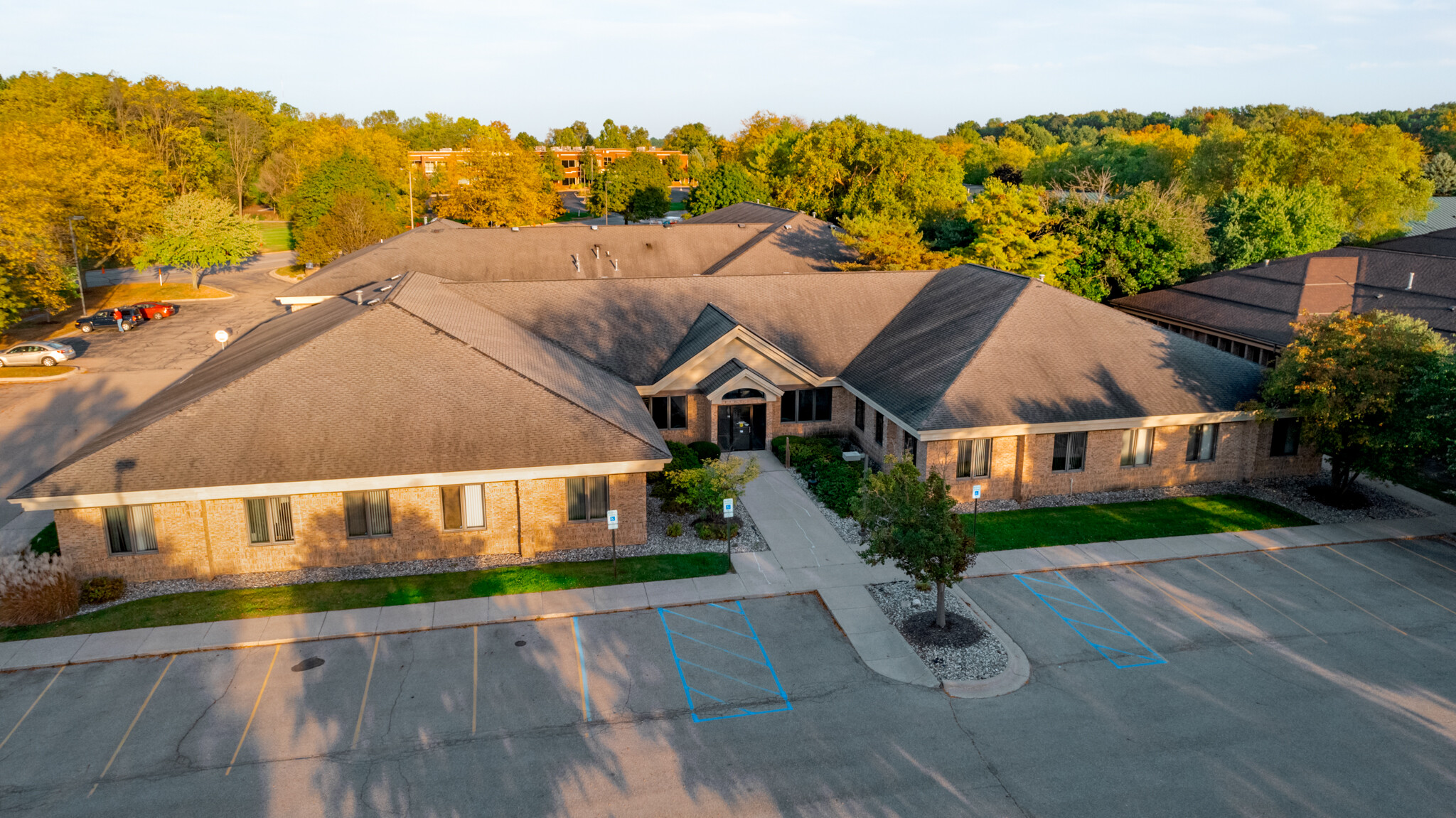 3474 Alaiedon Pky, Okemos, MI à louer Photo de l’immeuble– Image 1 sur 5