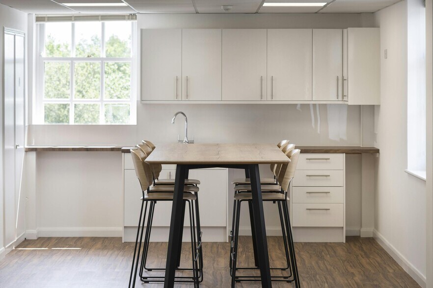 124 Bridge Rd, Chertsey à louer - Photo de l’immeuble – Image 3 sur 13