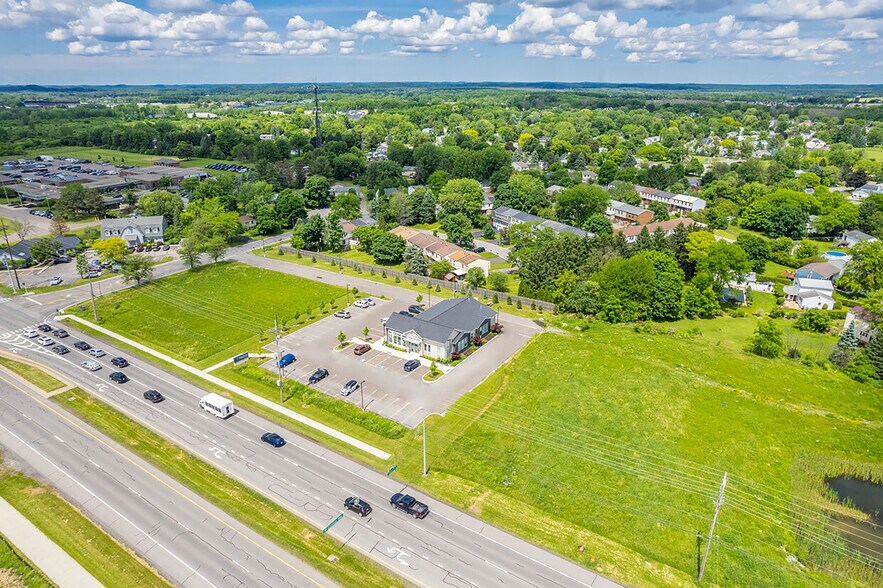 Farmbrook Dr, Farmington, NY à vendre - Photo de l’immeuble – Image 2 sur 8
