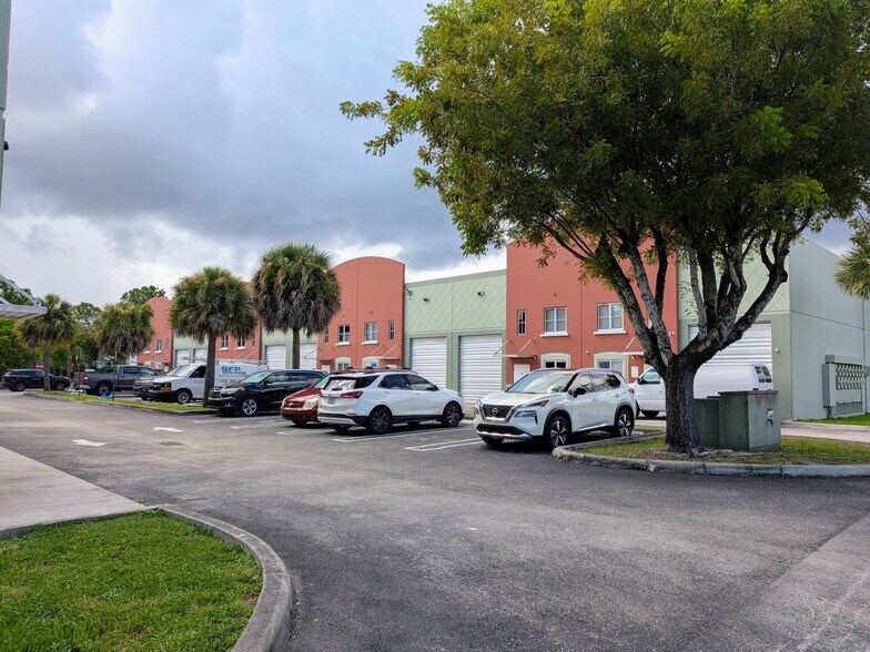 12491 SW 134th Ct, Miami, FL à vendre - Photo de l’immeuble – Image 1 sur 15