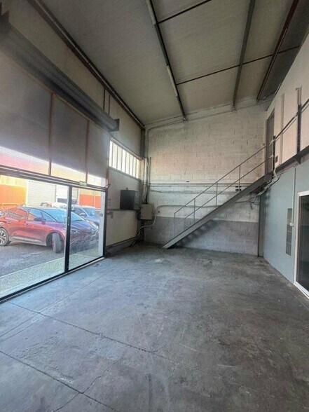 Local d’activités dans Aubagne à louer - Photo intérieure – Image 2 sur 9